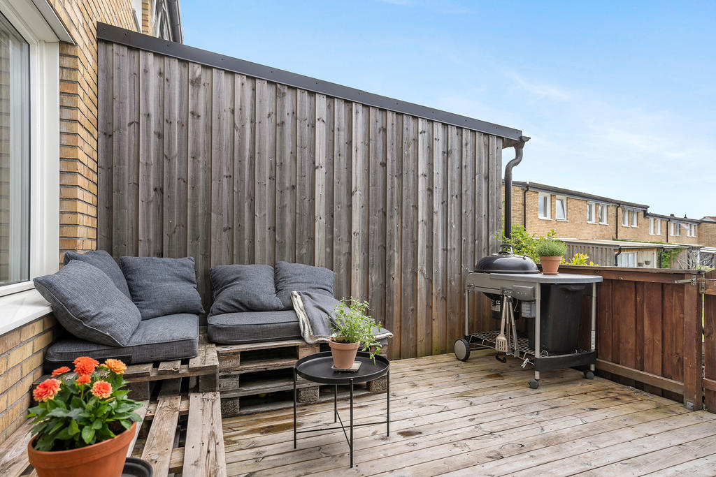 Altan i anslutning till uterummet med plats för grill och loungehörna