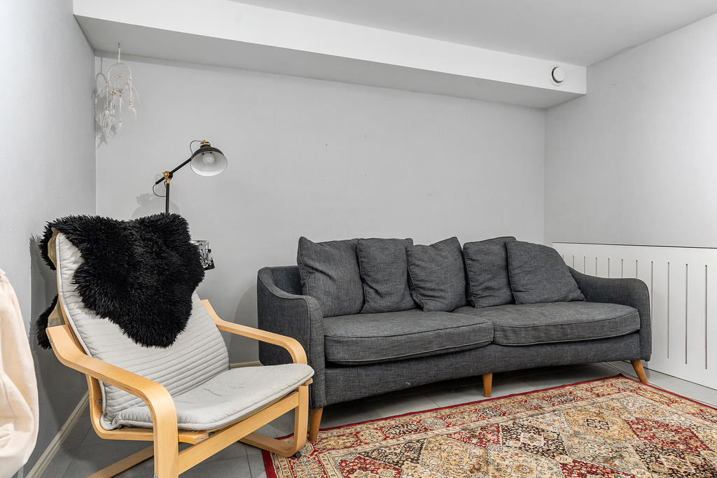 Gillestuga källare som gjorts om till ett rum med tv-rum