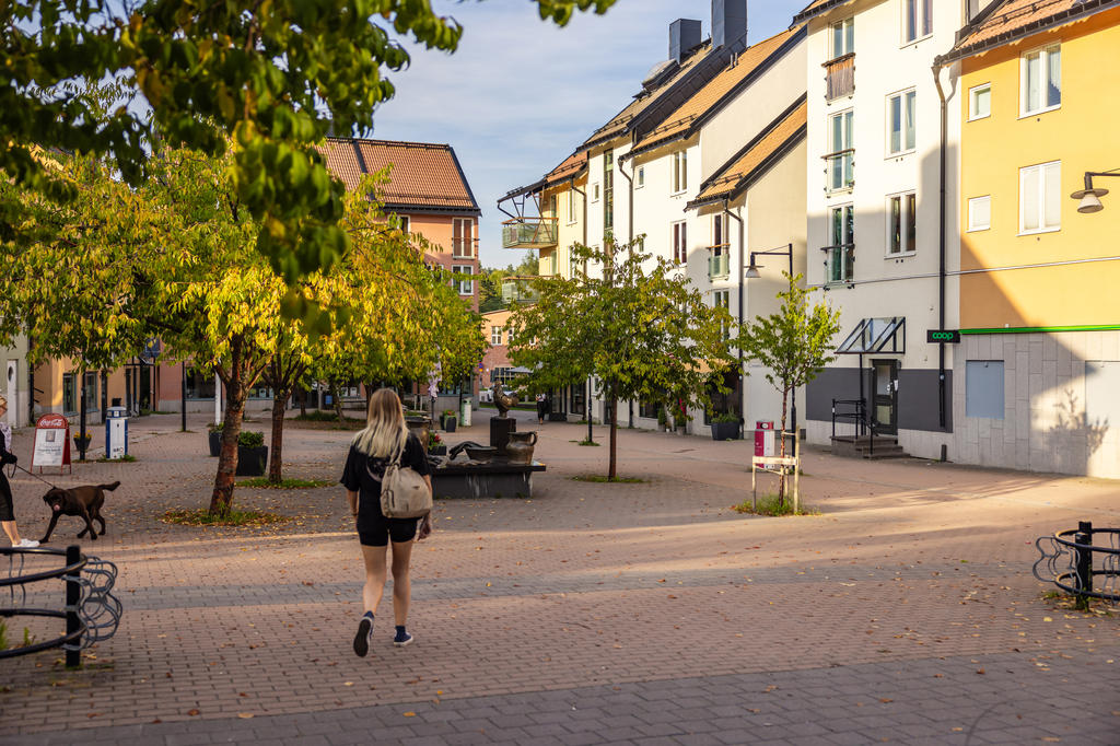 Strandtorget, cirka 3 min promenad från bostaden.