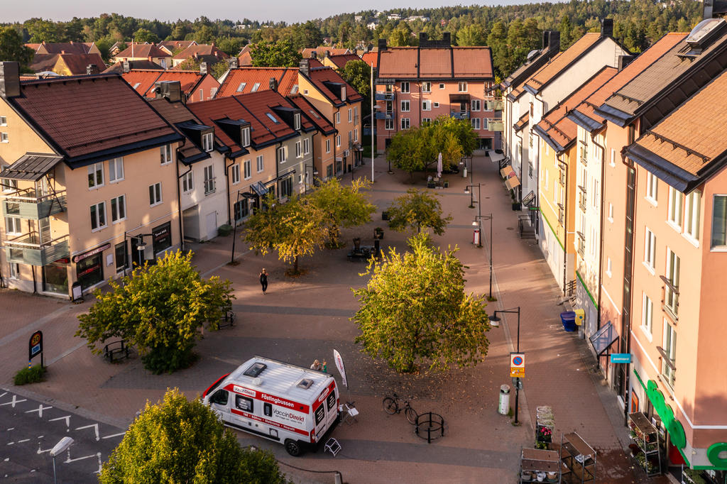 Strandtorget, cirka 3 min promenad från bostaden.