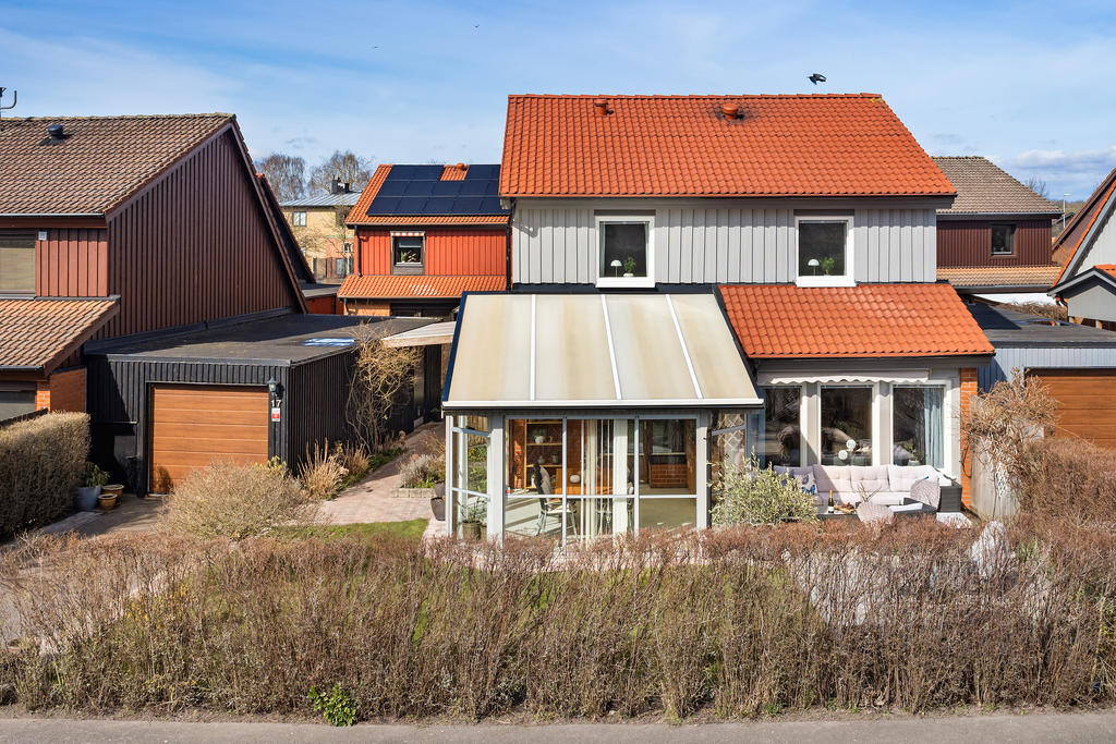 Framsidan skyddas bakom häckar