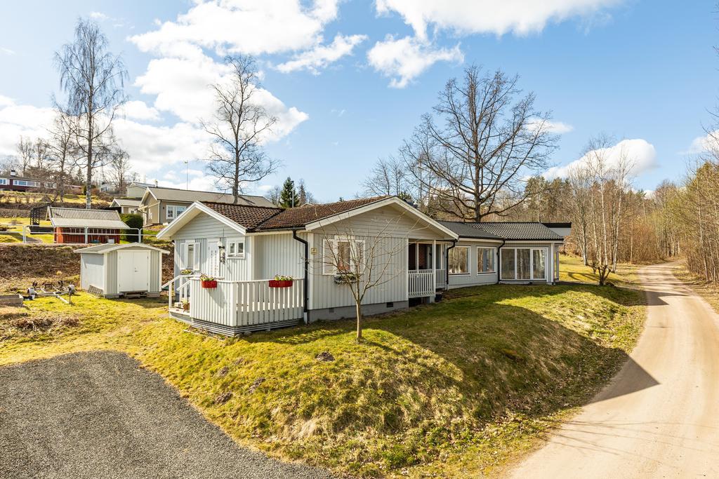 Fastighetens framsida samt med parkering 