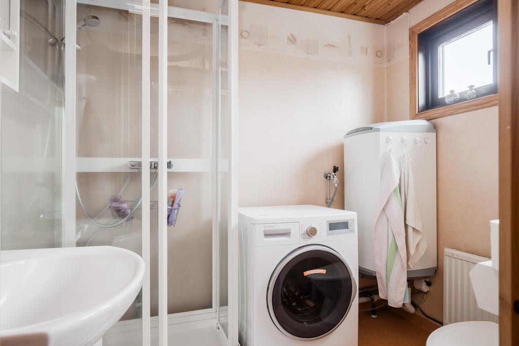 Badrum med tvättmaskin 