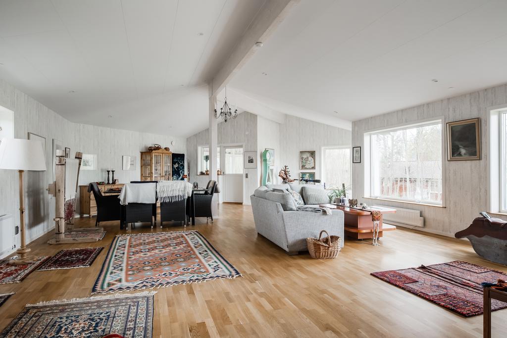 Nybyggda delen med hög takhöjd och stora fönsterpartier