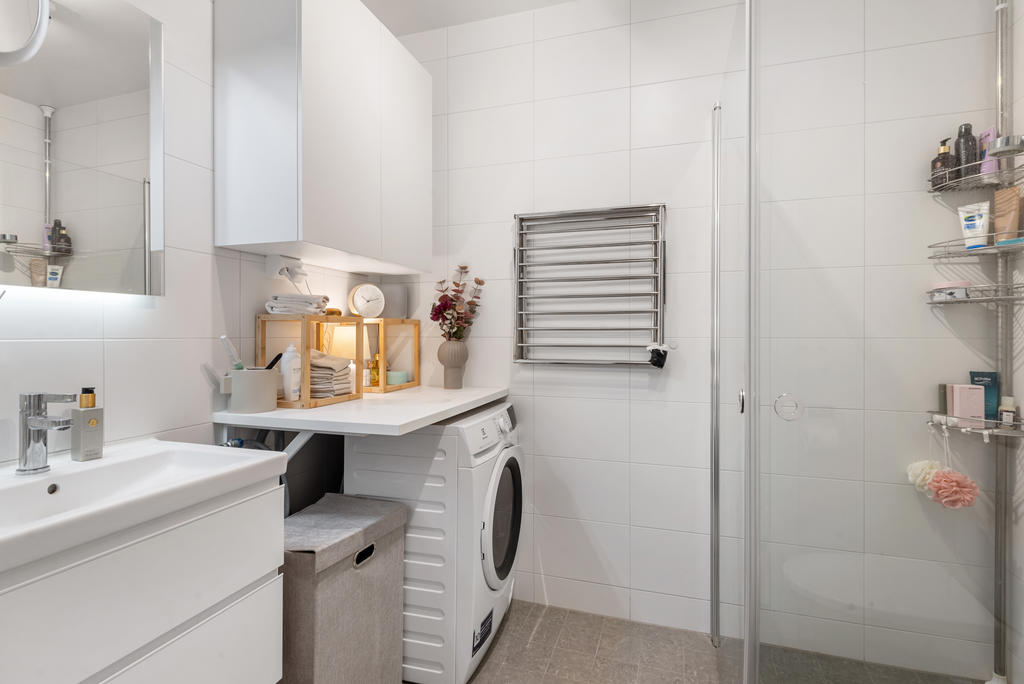 Helkaklat badrum med kombimaskin