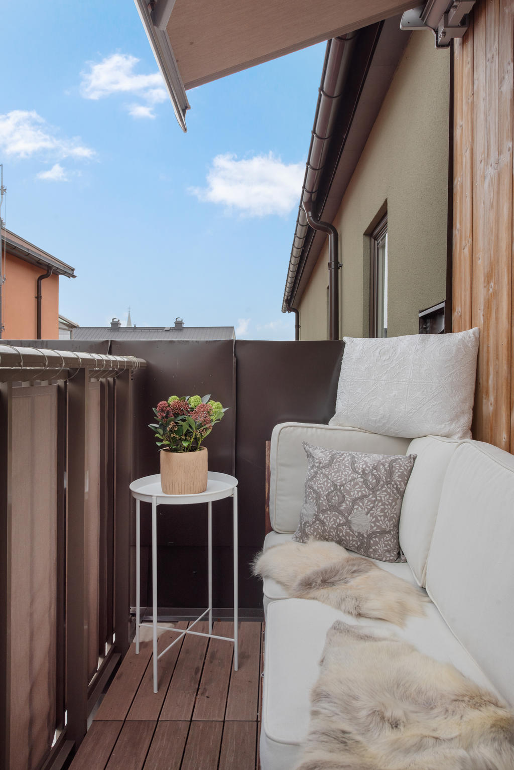 Mysig balkong högst upp utan insyn.