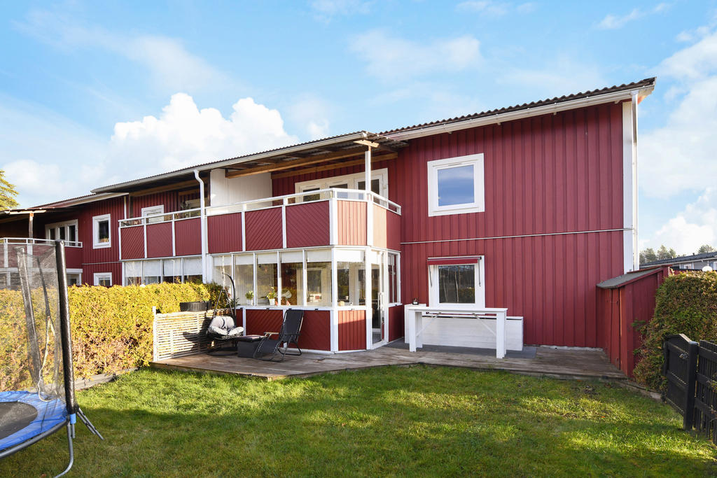 Bostadens baksida och altan