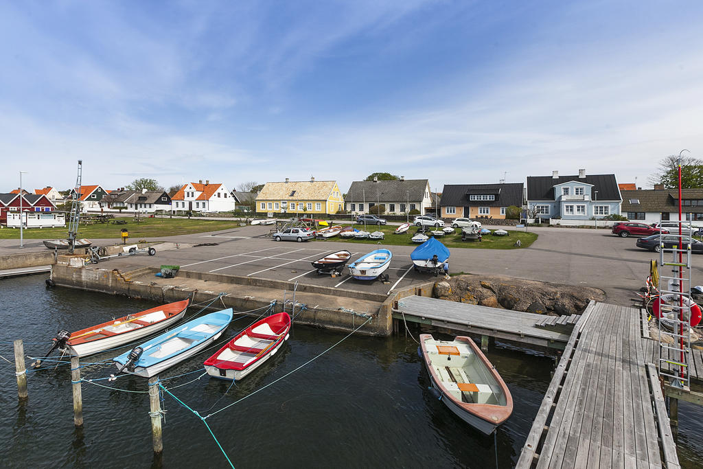 Lerbergets småbåtshamn, en kort promenad bort.