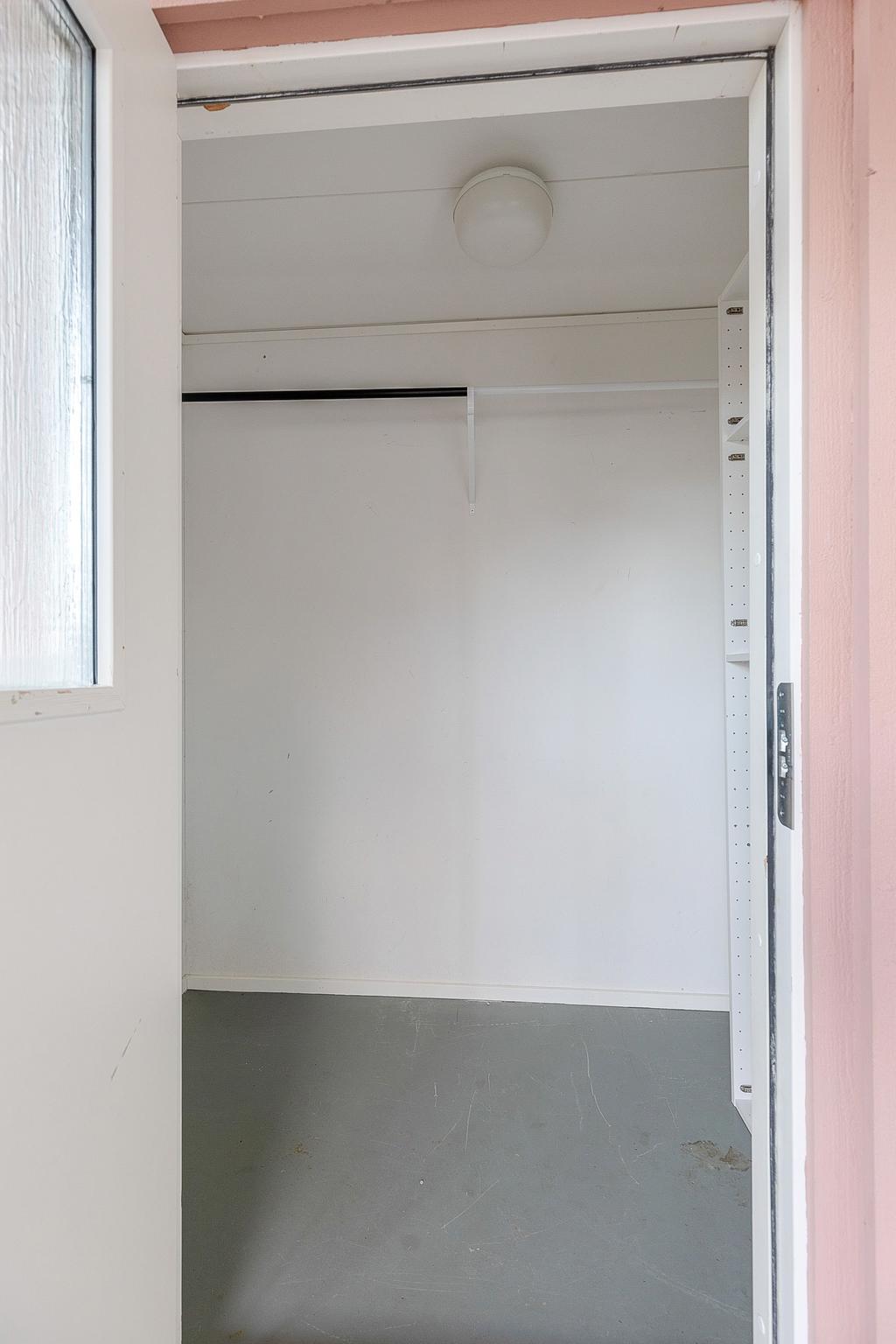 Isolerat förråd i anslutning till entrén