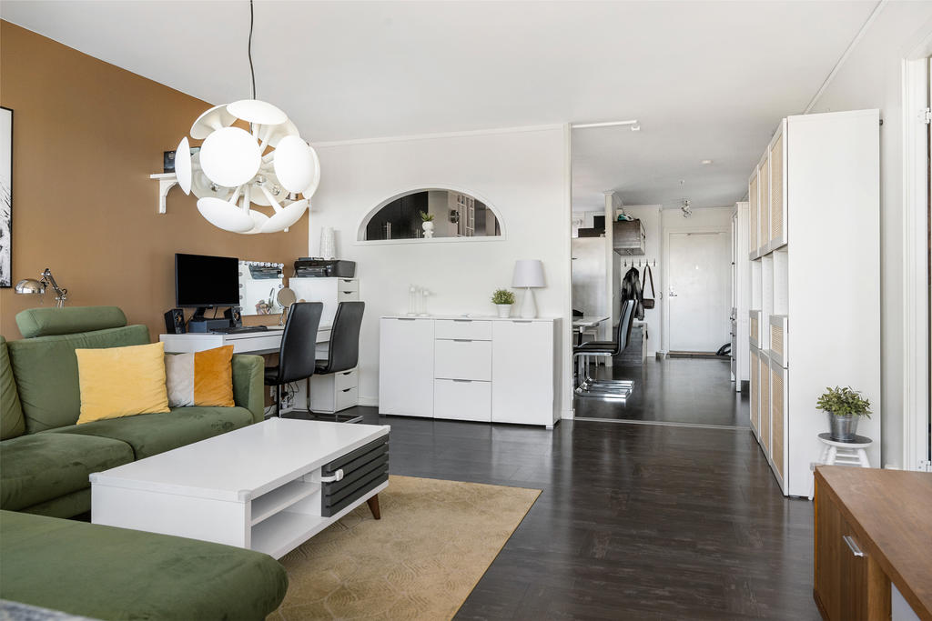 Rymligt vardagsrum med kontakt med köket