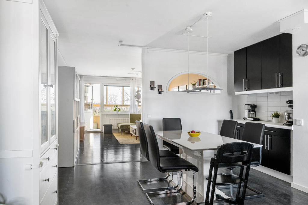 Halvöppen planlösning mellan kök och vardagsrum