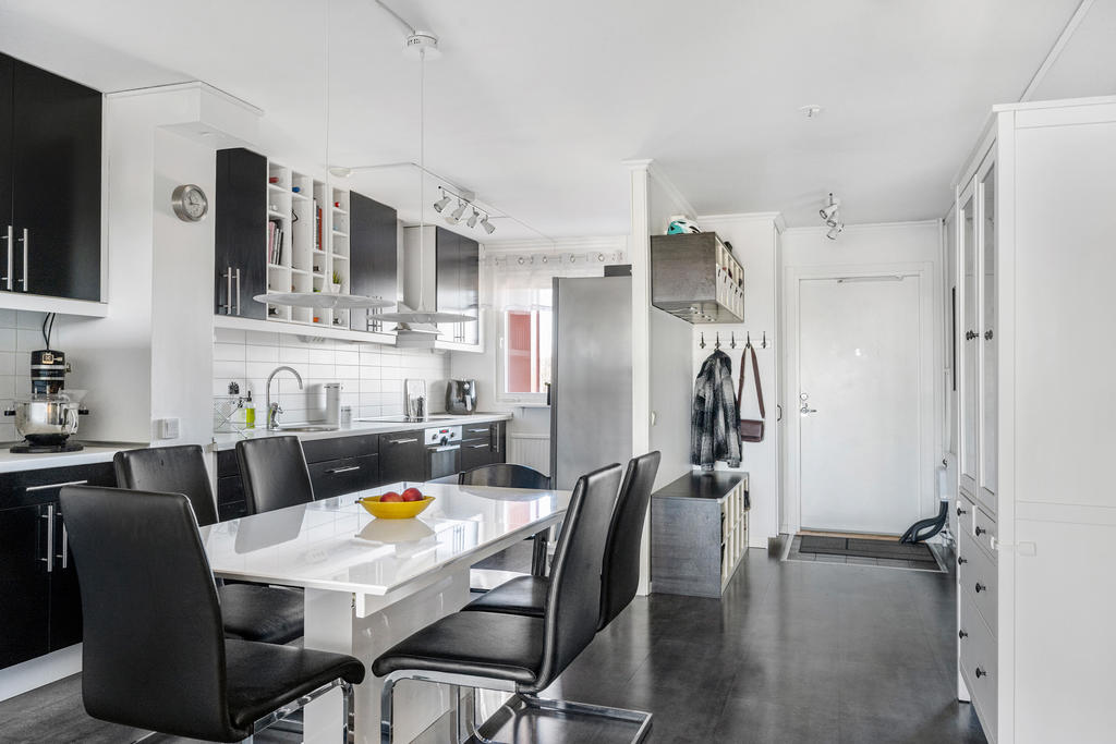 Vy från kök till hall