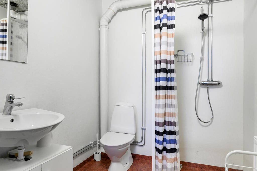 Badrum intill övernattningsrum