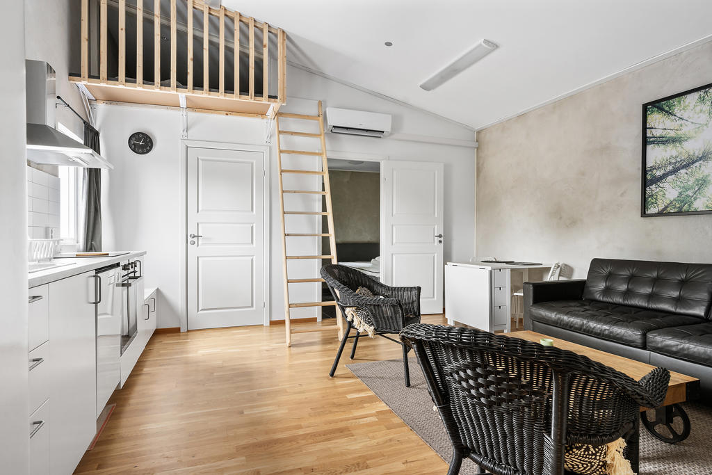Länga med komplett gäststuga och garage