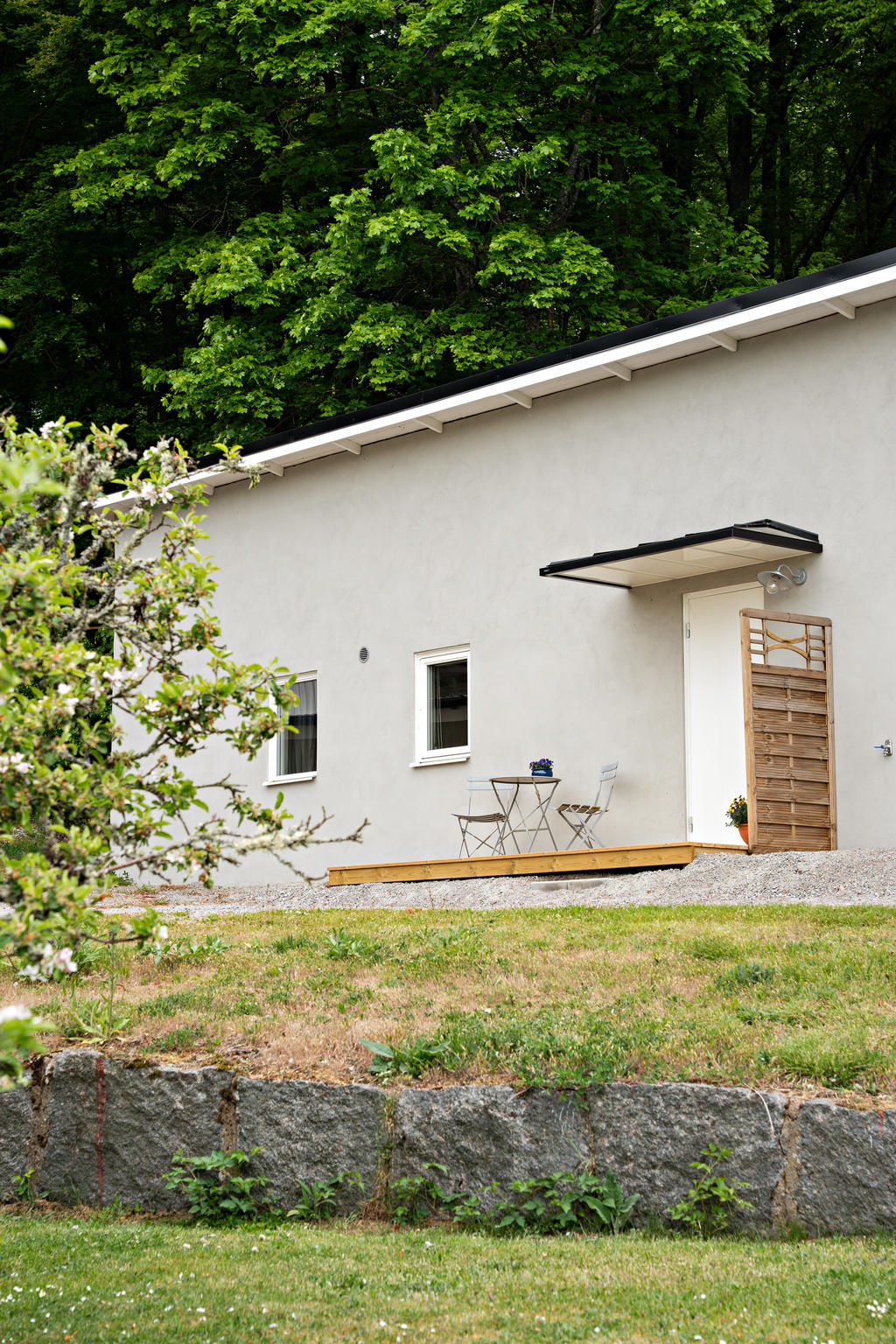 Entré till gäststuga och garage