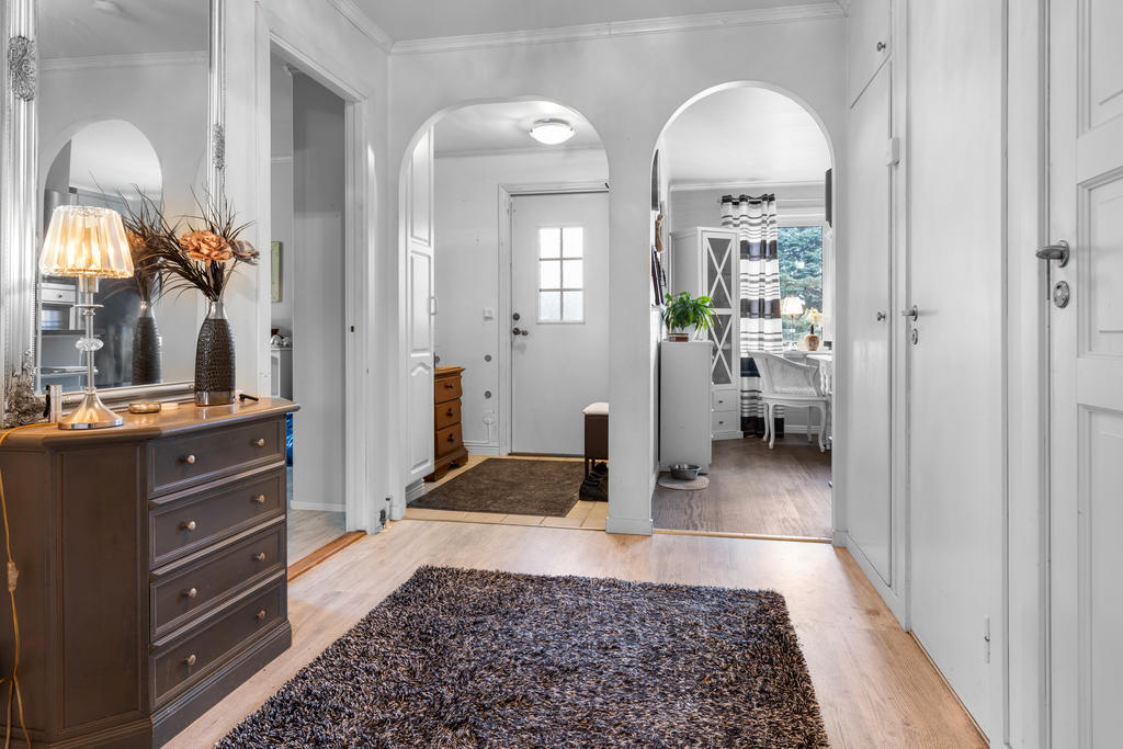 Entré in i yttre hall med klinkergolv. Inre hall med laminatgolv och trapp till källaren.