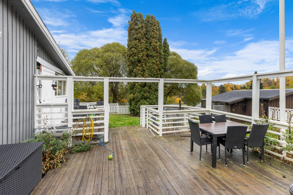 Stor altan med utgång från uterummet