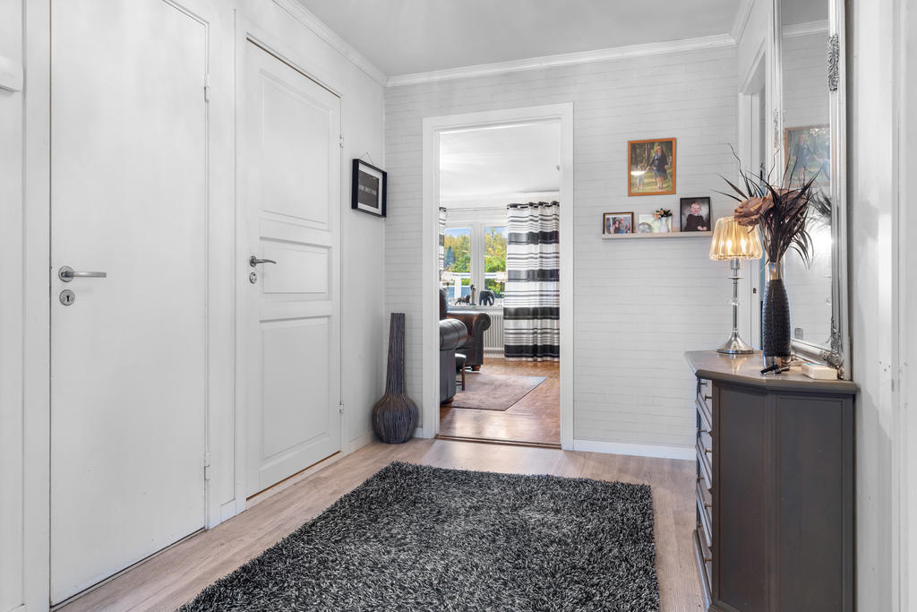 Inre hall med trapp till källaren