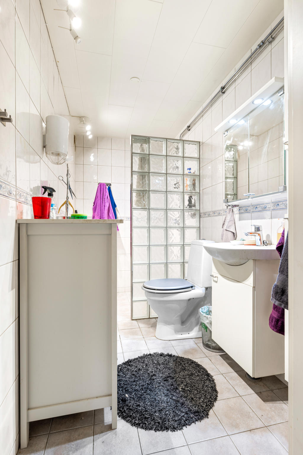 Helkaklat duschrum, renoverat 2014, med klinkergolv och golvvärme (vattenburen golvvärme).