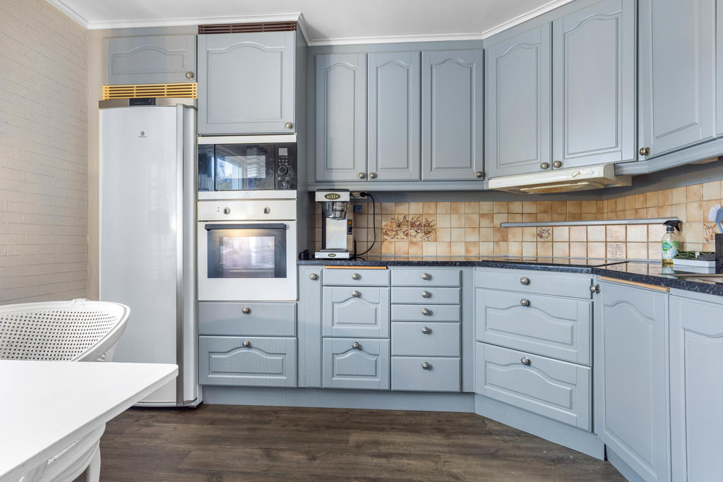 Kök med plats för mindre matbord.