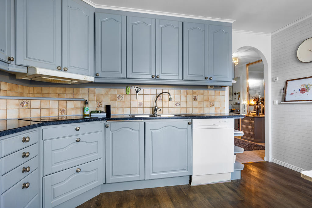 Utrustning i köket: diskmaskin, fläkt , spishäll, inbyggnadsugn och micro, Målade köksluckor och ny bänkskiva 2018.