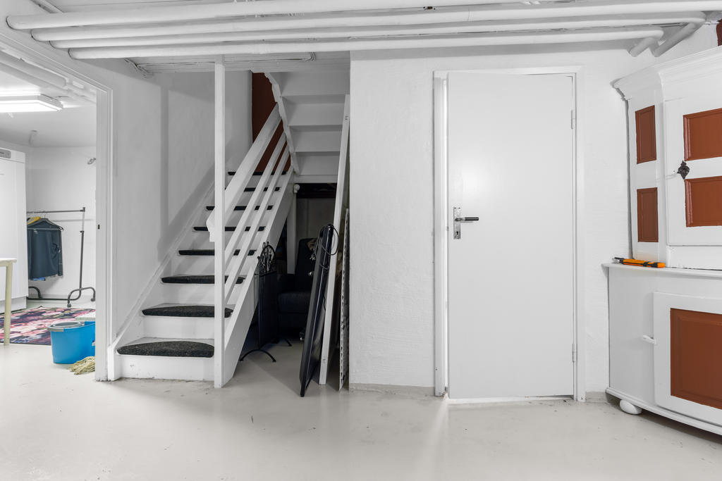 KÄLLARE:
Hall/svale