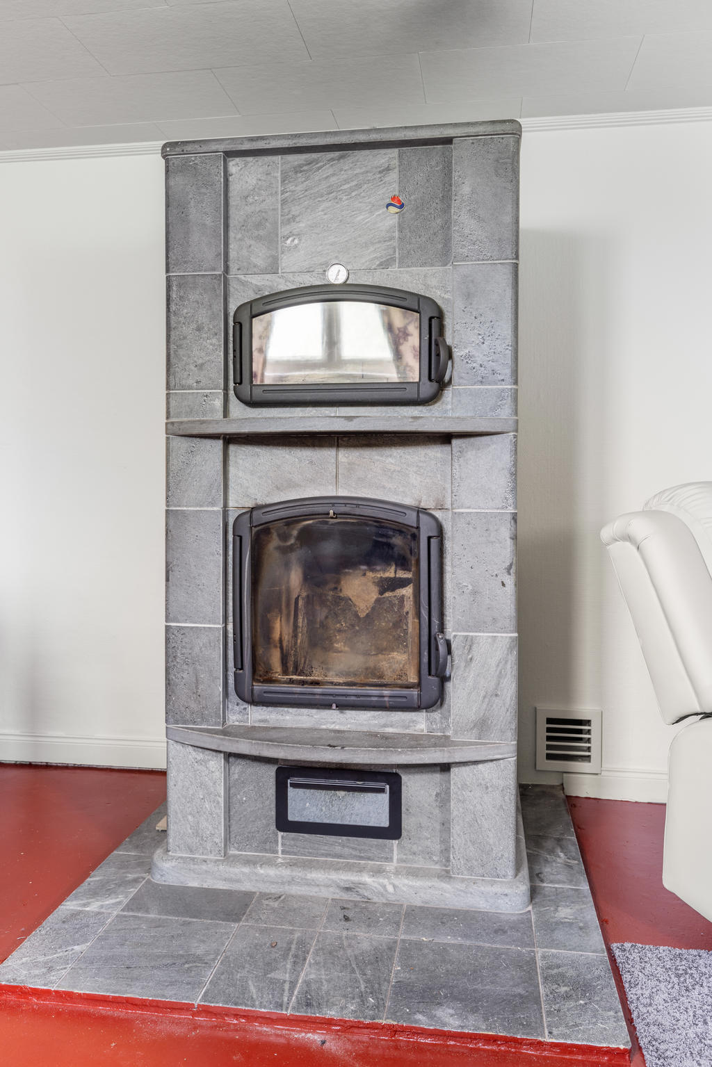 KÄLLARE:
Braskamin i gillestugan/allrummet