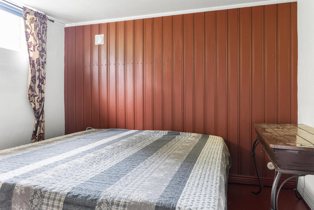 KÄLLARE:
Gästrum/sovrum innanför gillestugan