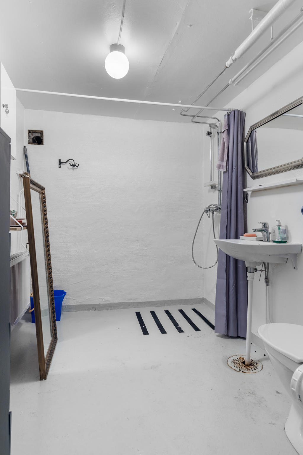 KÄLLARE:
Duschrum med wc och handfat