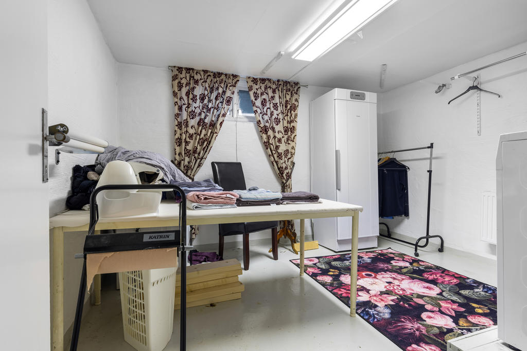 KÄLLARE:
Tvättstuga med tvättmaskin, torktumlare och torkskåp