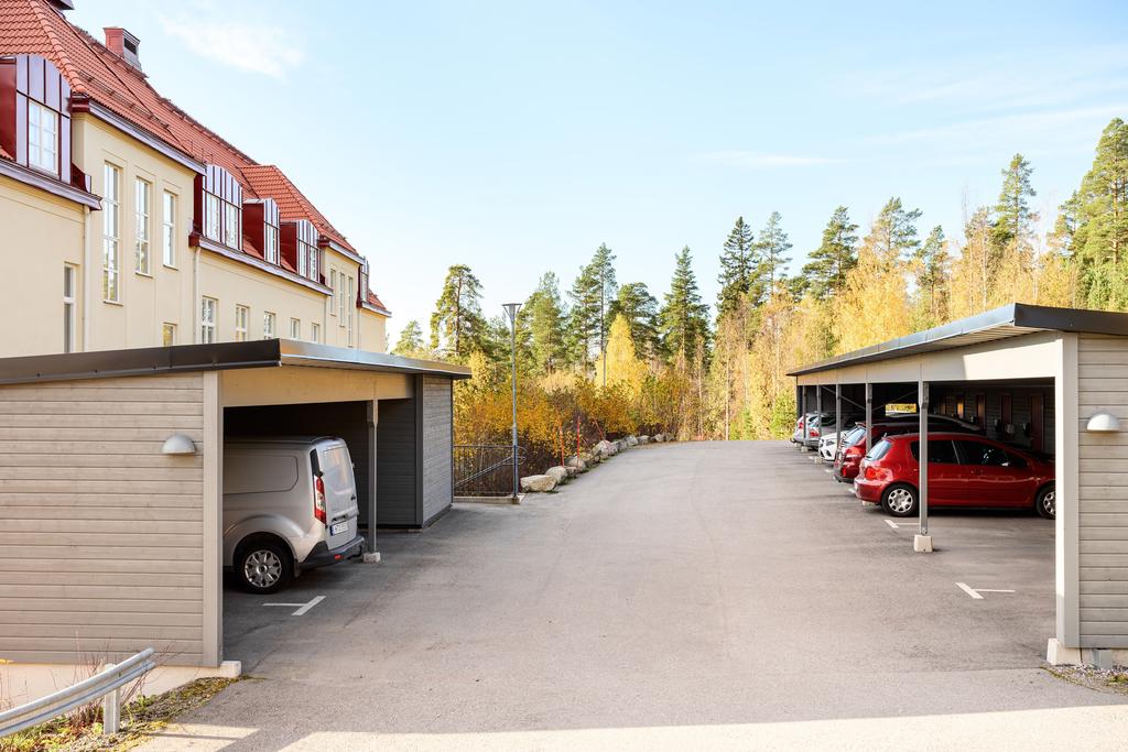 Carport med förrådsdel och elbilsladdare