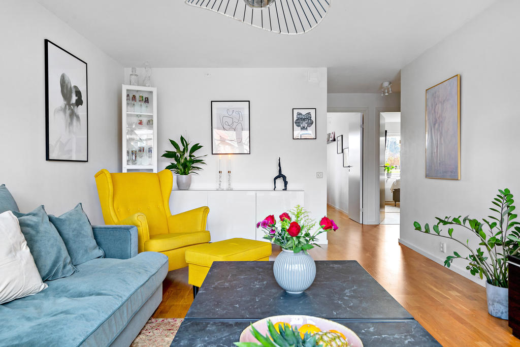 Vardagsrum med plats för både tv-soffa och matsalsbord om man önskar 