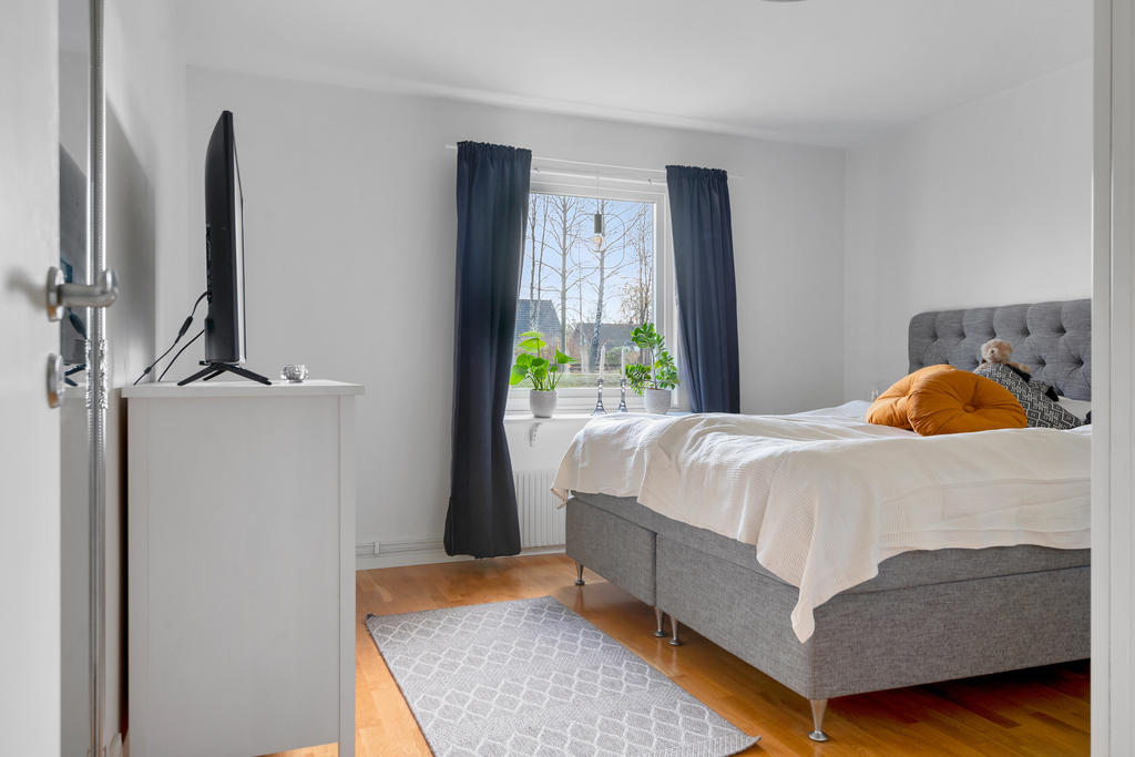 Sovrum med plats för ett skrivbord 