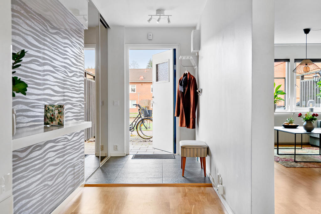 Hall med klinkergolv med golvvärme 