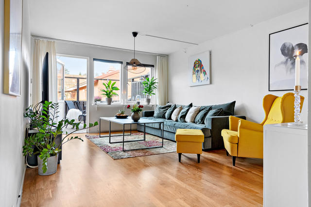 Vardagsrum med utgång till uteplats