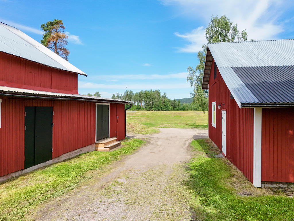 Infart till gården mellan ekonomibyggnad och garage/verkstad. 