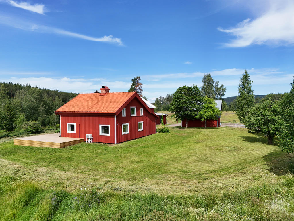 Vy över trädgårdstomten och fasad i sydöst. 