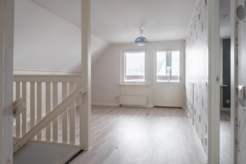 Allrum med utgång till gavelbalkong