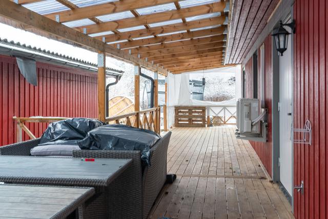 Altan intill entrén