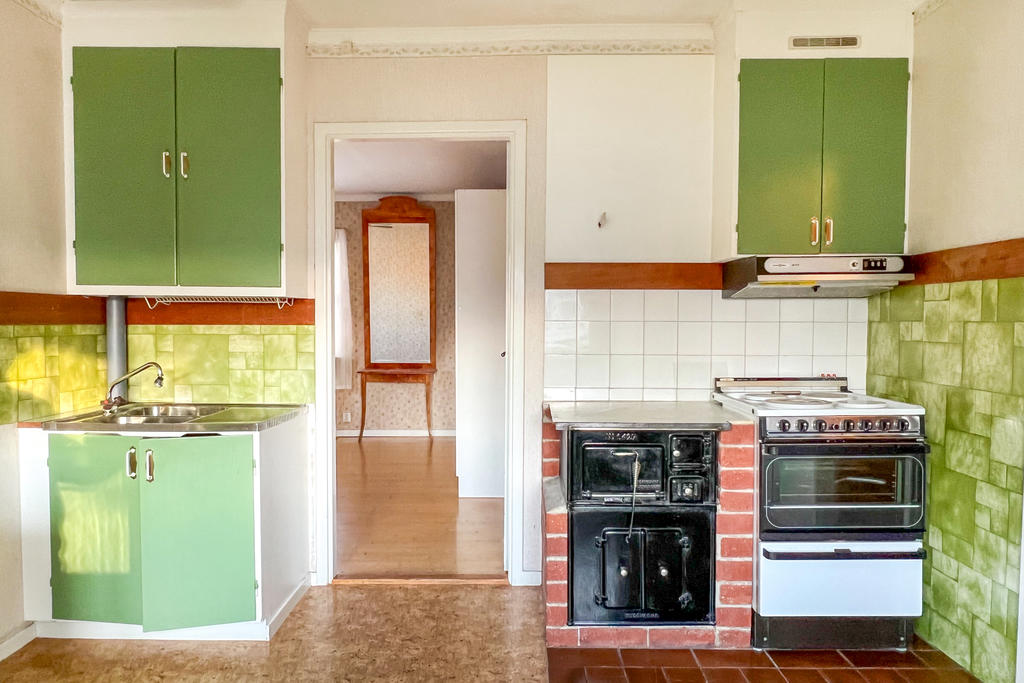 ÖV:
Vedspis i köket ( ej använd, ej besiktigad och ej sotad)