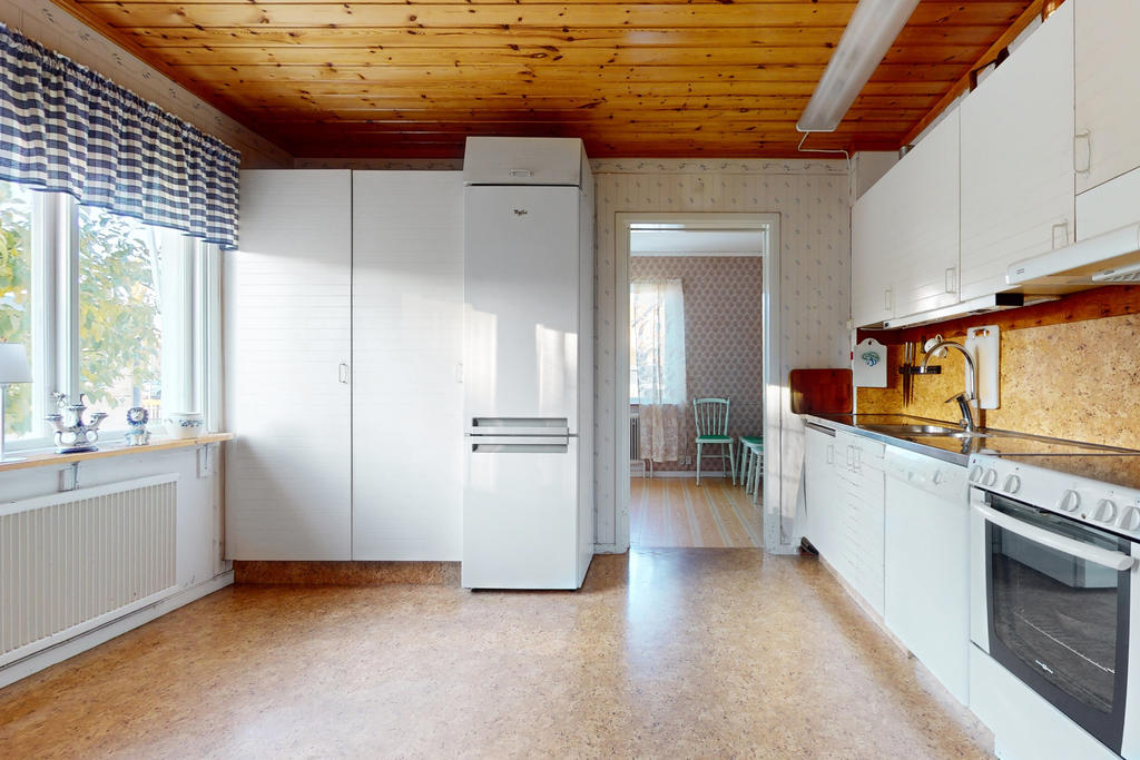 Ljust kök med plats för matbord