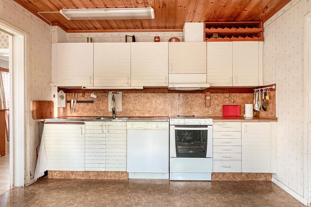 I köket finns kyl/frys, diskmaskin, spis och fläkt