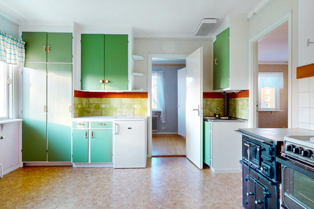 ÖV:
Kök med vedspis, spis, fläkt och kyl.