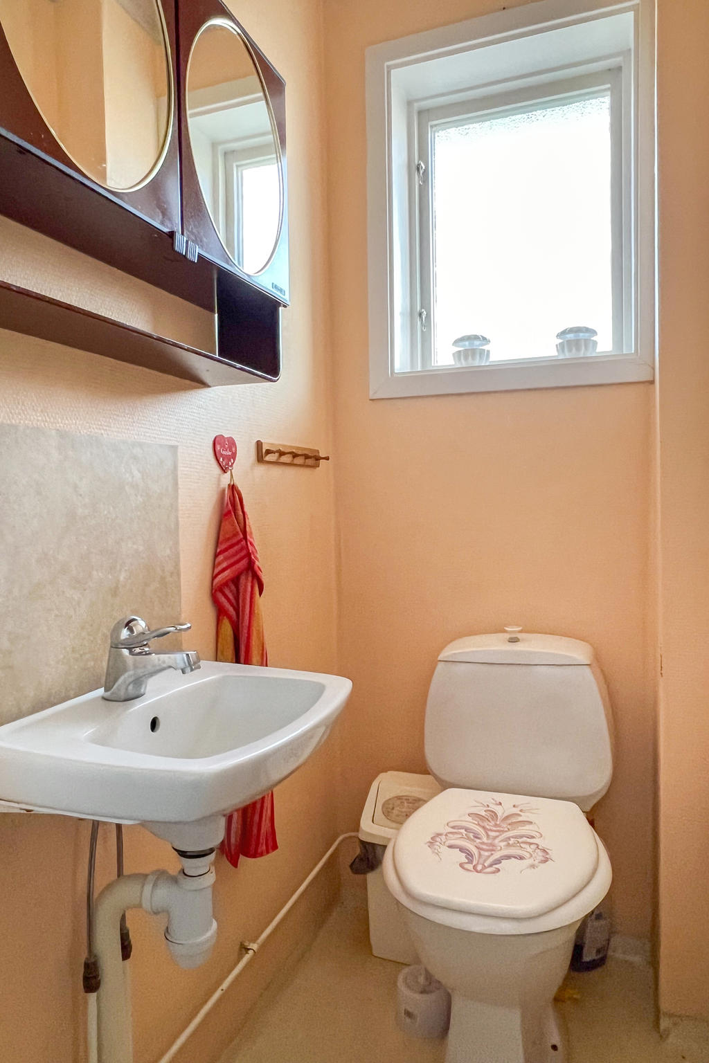 Toalett med wc och handfat