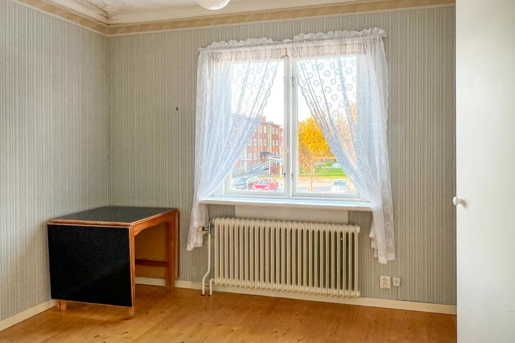 ÖV: 
Sovrum 1 med trägolv