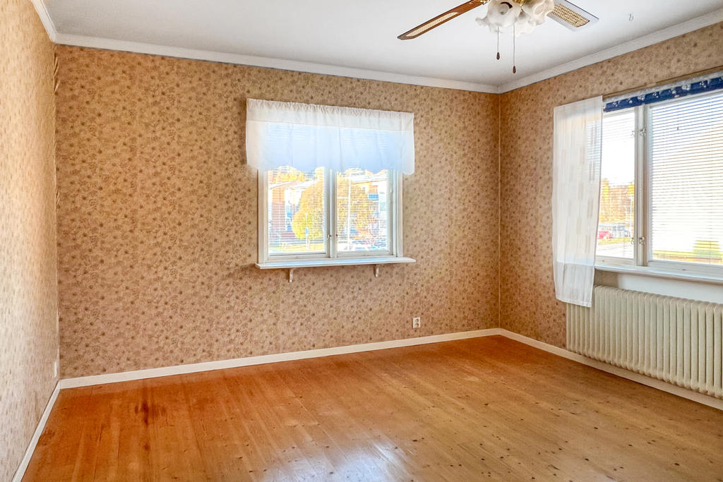 ÖV:
Sovrum 2 med trägolv och garderober