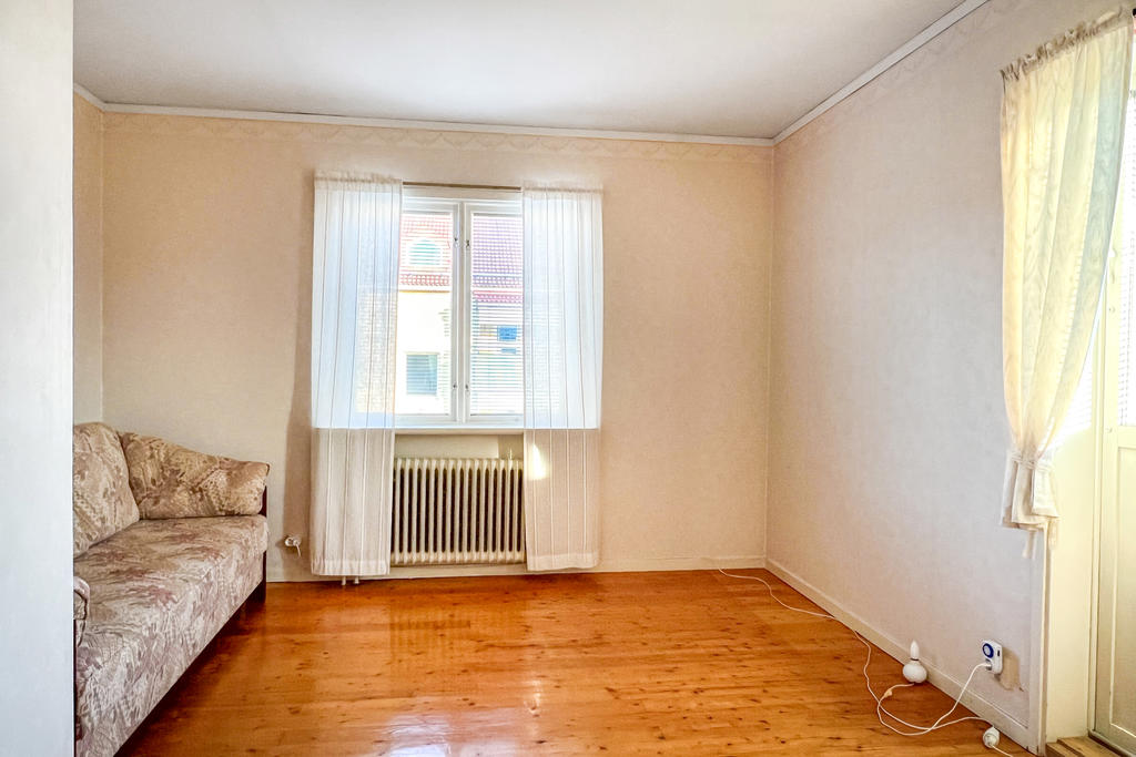 ÖV:
Sovrum 3 med trägolv och utgång till balkong