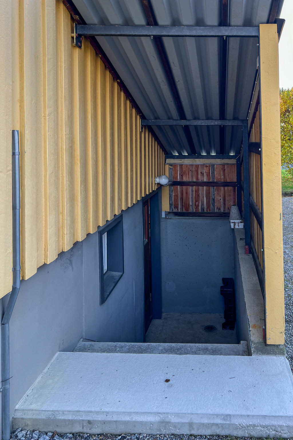 Nedgång till källaren även från tomten