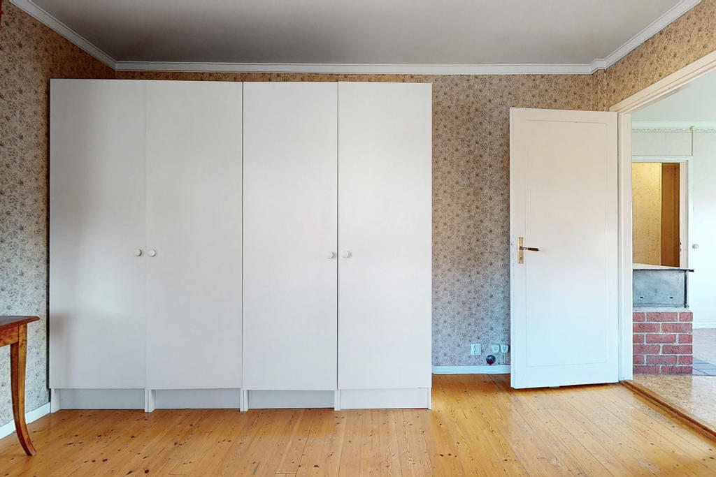 ÖV: 
Sovrum 2 med trägolv och garderober