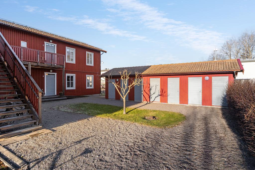 Förråd i separat länga